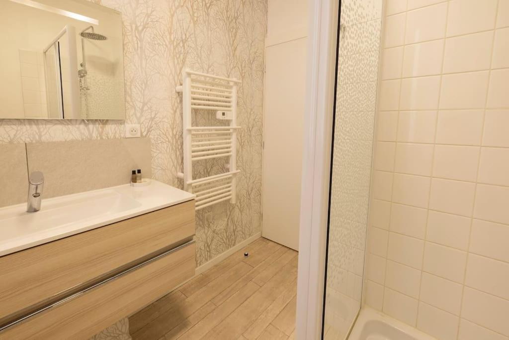 Le Cosy C - T2 Tout Equipe - Centre-Ville Gare Montluçon Eksteriør bilde